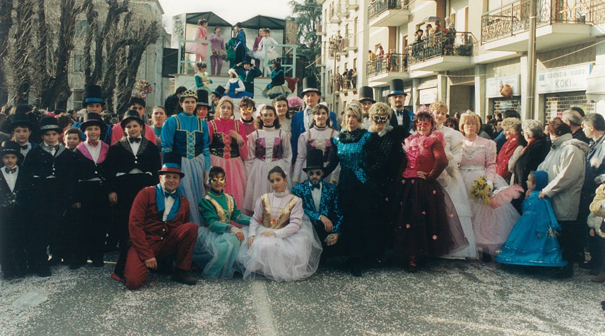 Volontarie Pro Loco Crova con locandina evento