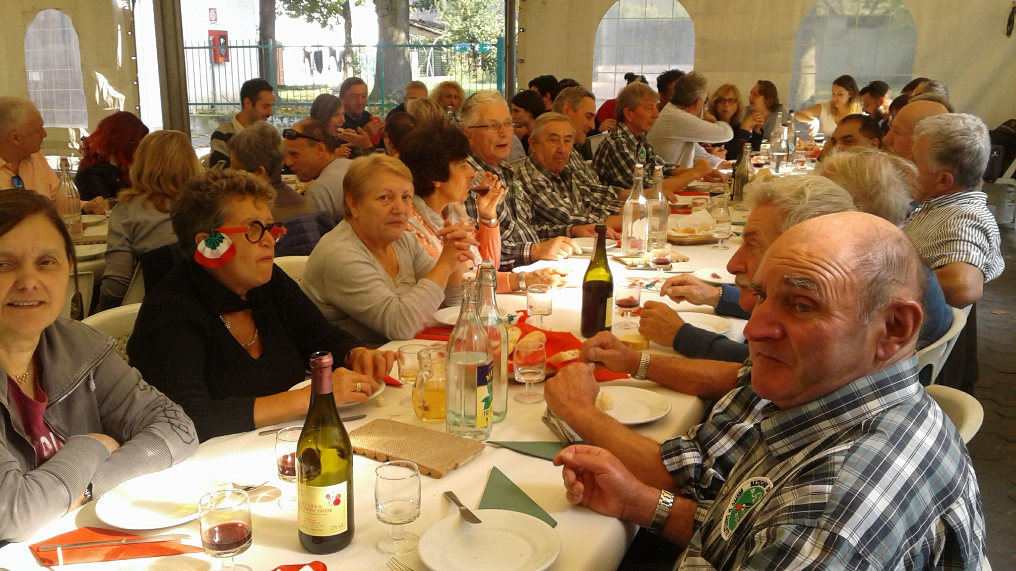 Gruppo Pro Loco Crova davanti alla casa addobbata